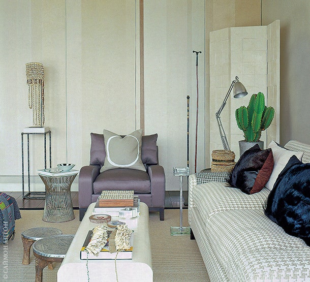 Стены гостиной покрыты светлой штукатуркой. Кресло дизайна Кристиана Лиэгра. Диван по эскизу Хьюберта Зандберга.
