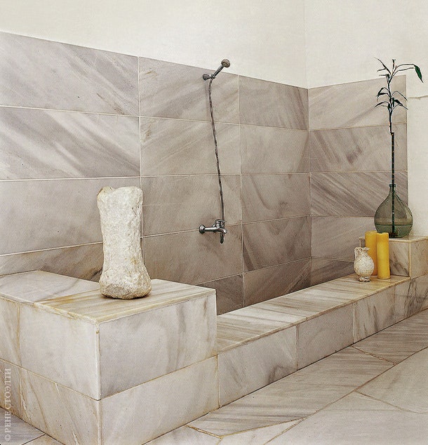 Ванная. Стены пол и ванна облицованы мрамором который добывают здесь же на Паросе.