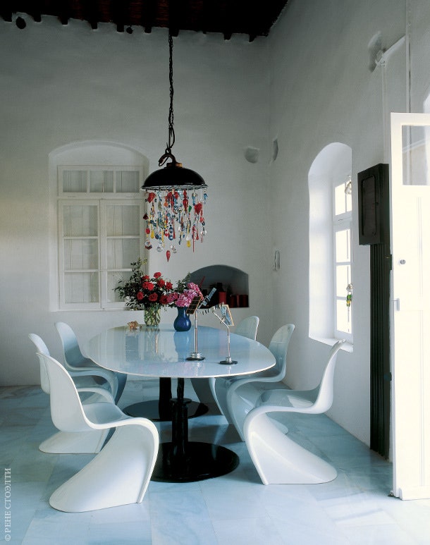 Кухнястоловая. Вокруг стола спроектированного хозяйкой стулья дизайна Вернера Пантона.