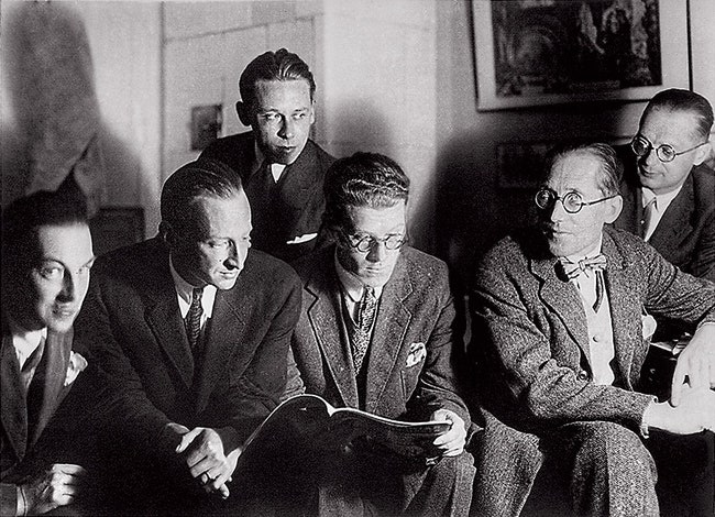 1928 год встреча советских архитекторов с Ле Корбюзье. Гольц — второй слева Корбюзье — второй справа.