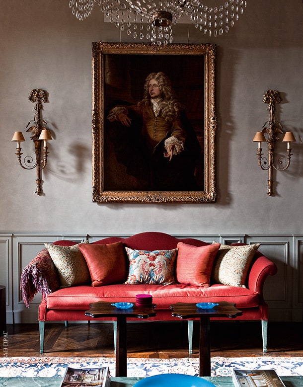 Под портретом Николя Делоне придворного ювелира и секретаря Людовика XIV стоит софа работы Джорджа Хепплуайта  купленная...