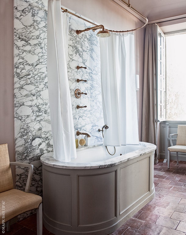 Гостевая ванная. Стена облицована мрамором арабескато. Краны и другая фурнитура из патинированной латуни Volevatch.