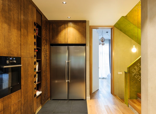 Кухонная мебель выполнена по авторским чертежам установлен холодильник Liebherr встроена духовка Bosch. Пол кухни...