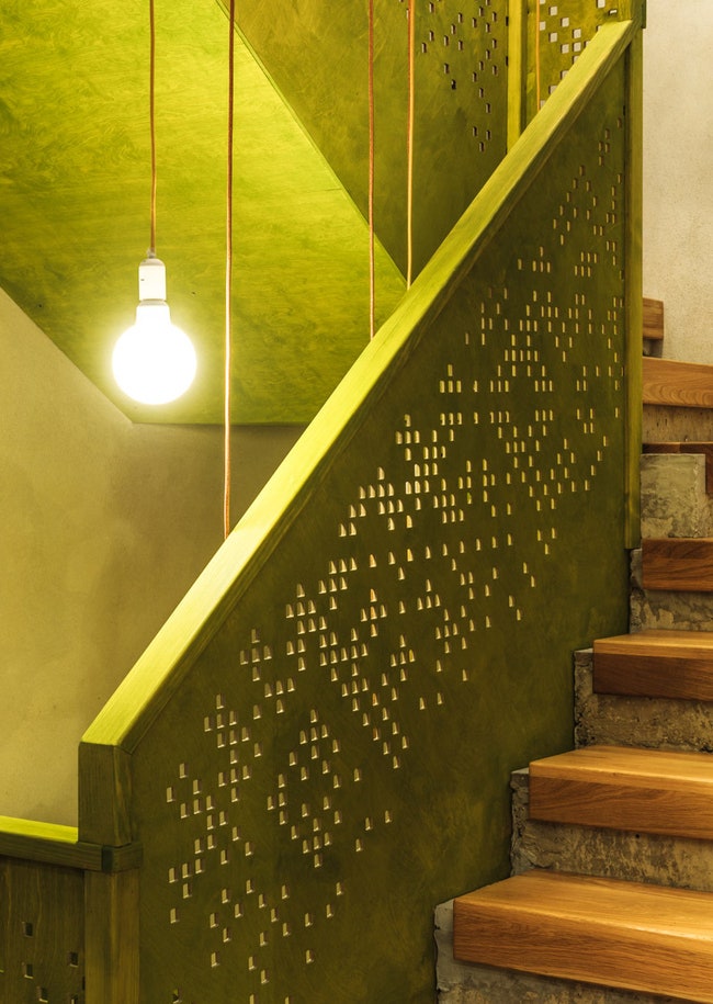 Дубовые ступени положены сверху на бетонную поверхность лестницы и закреплены. Фанерные элементы отделаны краской Biofa....