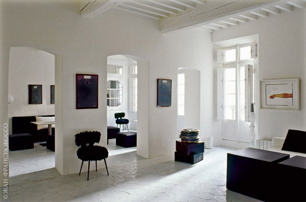 Гостиную и столовую разделяет стена с арочными проемами. Большая часть мебели сделана по эскизам хозяина дома дизайнера...