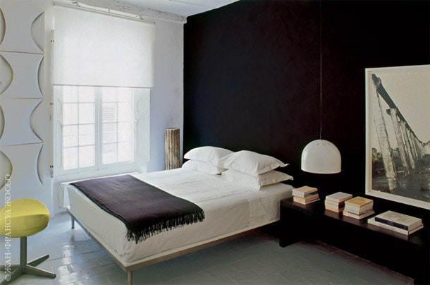Кровать в спальне Мешиша сделана по его эскизам. На стене — композиция из светильников 1960х годов. Желтый стул —...