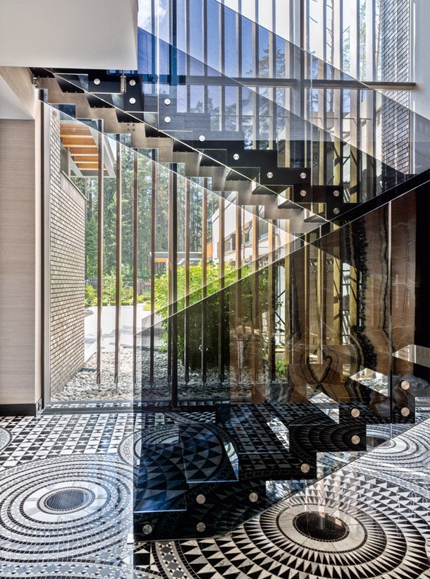 Лестница на второй этаж спроектирована дизайнером и выполнена компанией Dike Engineering. На полу каменная мозаика из...