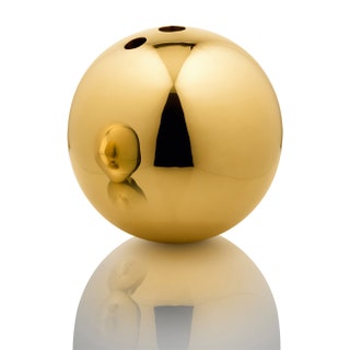 Сделанная в виде шара для боулинга латунная ваза Ball 2006 Michael Anastassiades.