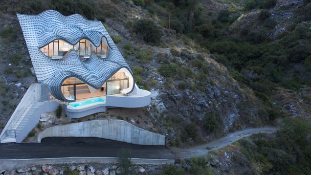 Дом на скале в Гренаде с волнистой крышей похожей на чешуйки дракона | Admagazine