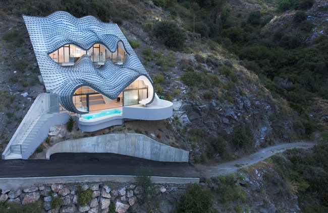 Дом на скале в Гренаде с волнистой крышей похожей на чешуйки дракона | Admagazine