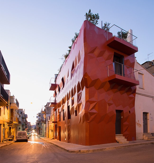 Красный дом в Италии проект Gentle Genius реализованный студией GGloop | Admagazine