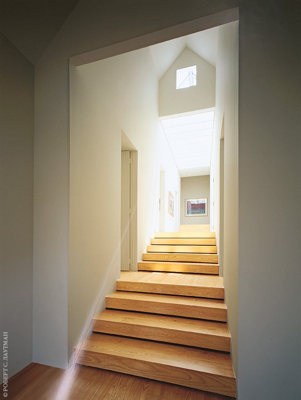Центральная лестница которую автор проекта архитектор Хью Ньюэлл Якобсен называет “хребтом дома” соединяет все четыре...