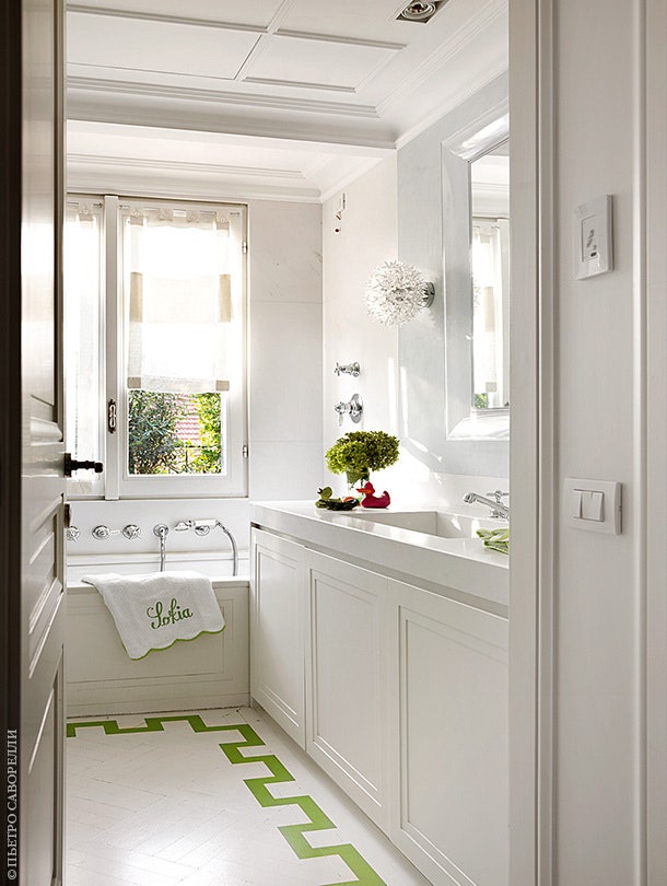 Одна из ванных комнат. Зеркало François Ghost по дизайну Филиппа Старка бра Bloom по дизайну Ферруччо Лавиани все Kartell.