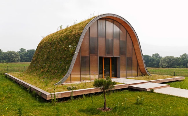 Дом во Франции с травяной поверхностью экологичный дизайн с растительностью на корпусе | Admagazine