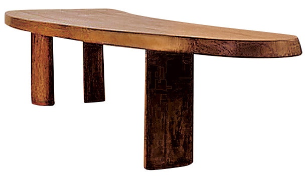 Стол со столешницей из цельного куска палисандрового дерева.