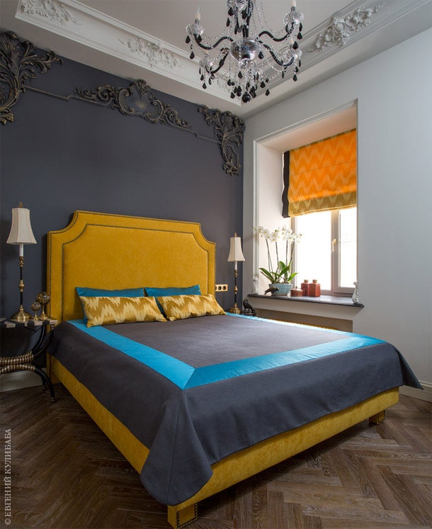 В спальне кровать RoyBosh обитая желтым бархатом. Рядом с ней  столики Century. Подоконники выполнены из натурального...