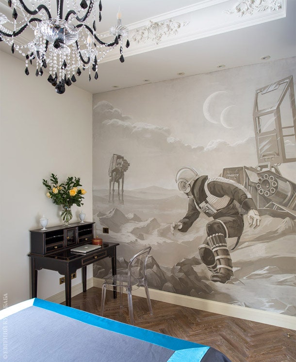 Роспись на стене в спальне выполнена художником Владимиром Володиным. Стол LeHome и стул фабрики Kartell.