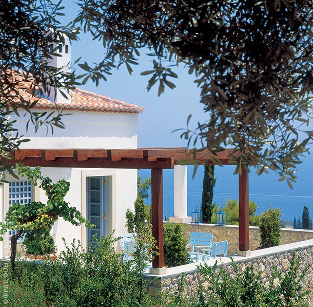 Дом построенный на острове Спетсес Джоном Стефанидисом окружен террасами — прием традиционный для Греции.