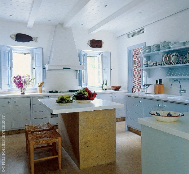 Потолок на кухне сделан из крашеных досок как потолки в рубках местных лодок.