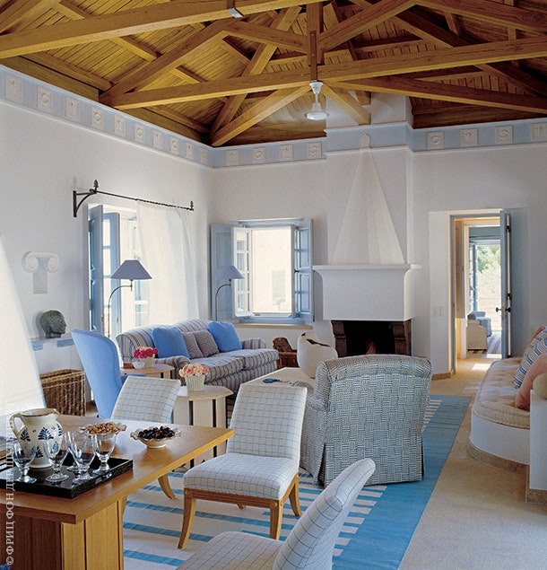 Гостиная. Потолок сделан из древесины каштана. Стулья и диван дизайнера Джона Стефанидиса.