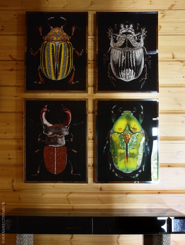 Картины с изображением жуков украшены кристаллами Swarovski.