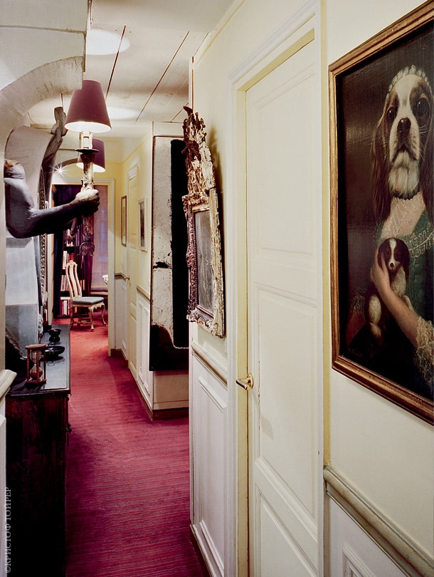 Коридор на втором этаже. На стене — картина работы Тьерри Понселе на которой изображен пес Патрика.