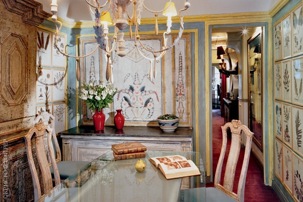 Столовая. Шведский антикварный буфет и столовая группа. Стены украшены гербарием XVII века.