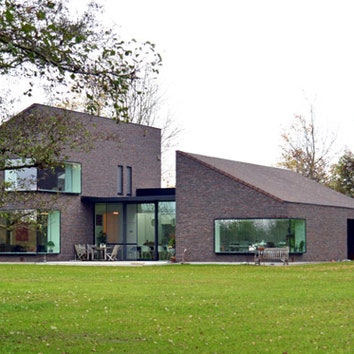 Дом с наклонными крышами в Бельгии