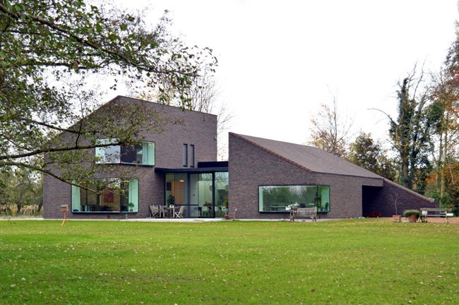 Дом с наклонными крышами Kiekens в Бельгии по проекту архитектурной студии Hulpia | Admagazine