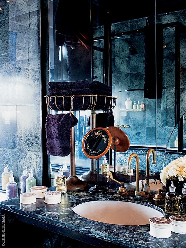 Ванная комната с окном выходящим на Бродвей выложена черным мрамором.