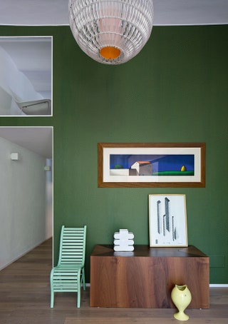 Стена оклеена обоями со стилизованными артишоками которые хозяин дома придумал для Jannelli  Volpi.