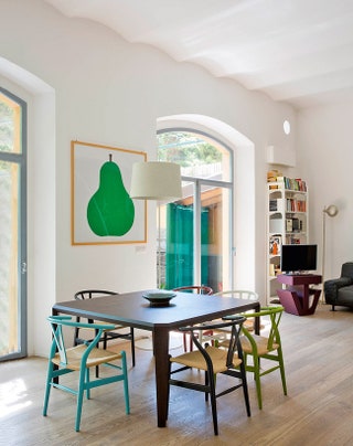 Кухня с выходом на террасу и стульями по дизайну Ханса Вегнера.