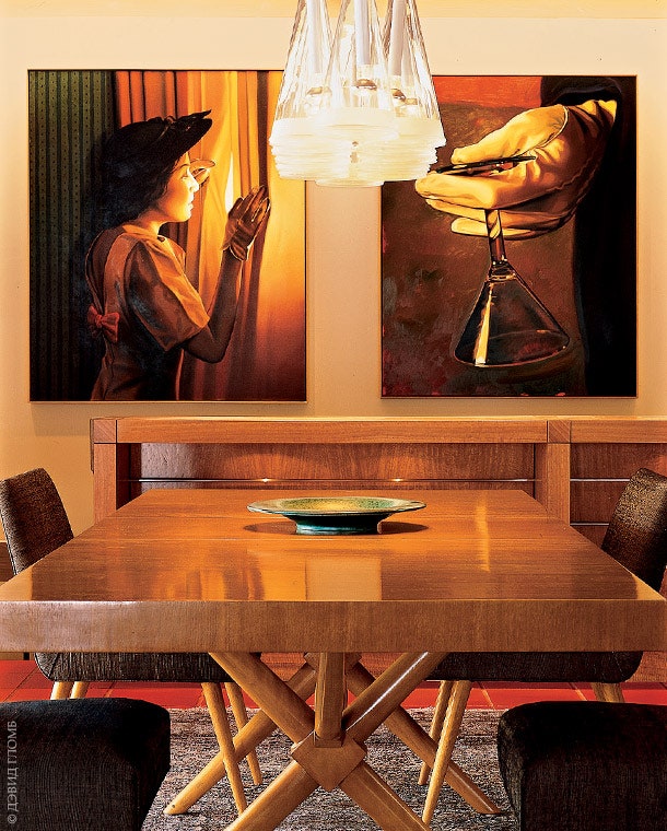 Над обеденным столом из древесины каштана висит диптих Марка Стока “Влюбленный дворецкий”. Стулья обтянуты шелком.