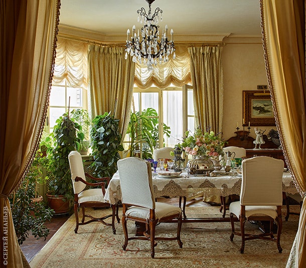 Обеденный стол и стулья Francesco Molon. Роспись потолка Studio Deco Interiors Ильи Сологубовского.