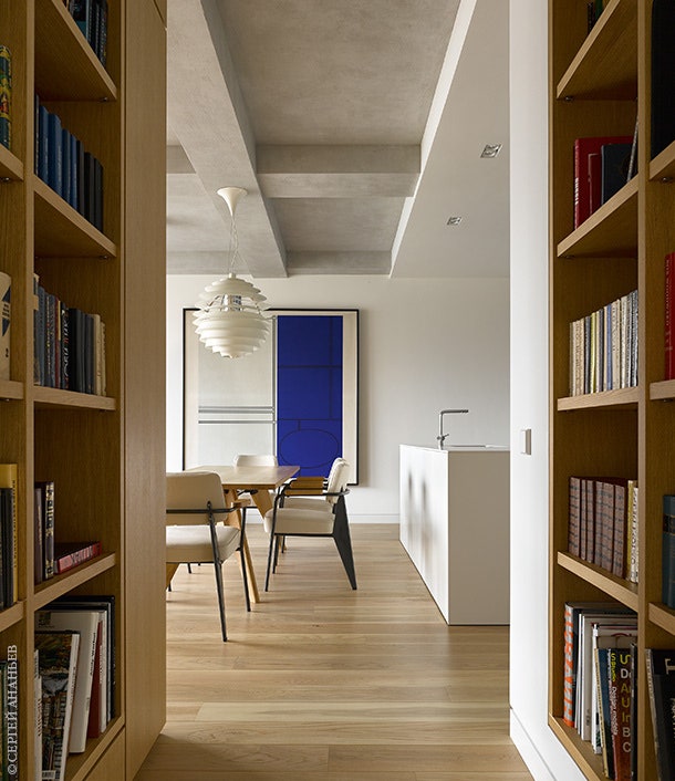 Вид из коридора со встроенными стеллажами для книг на кухнюстоловую. Кухня b3 bulthaup.