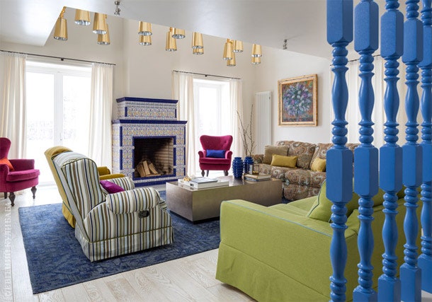 Пространство гостиной обозначено напольным ковром и повернутыми друг к другу разноцветными диванами Roy Bosh. Стол ...