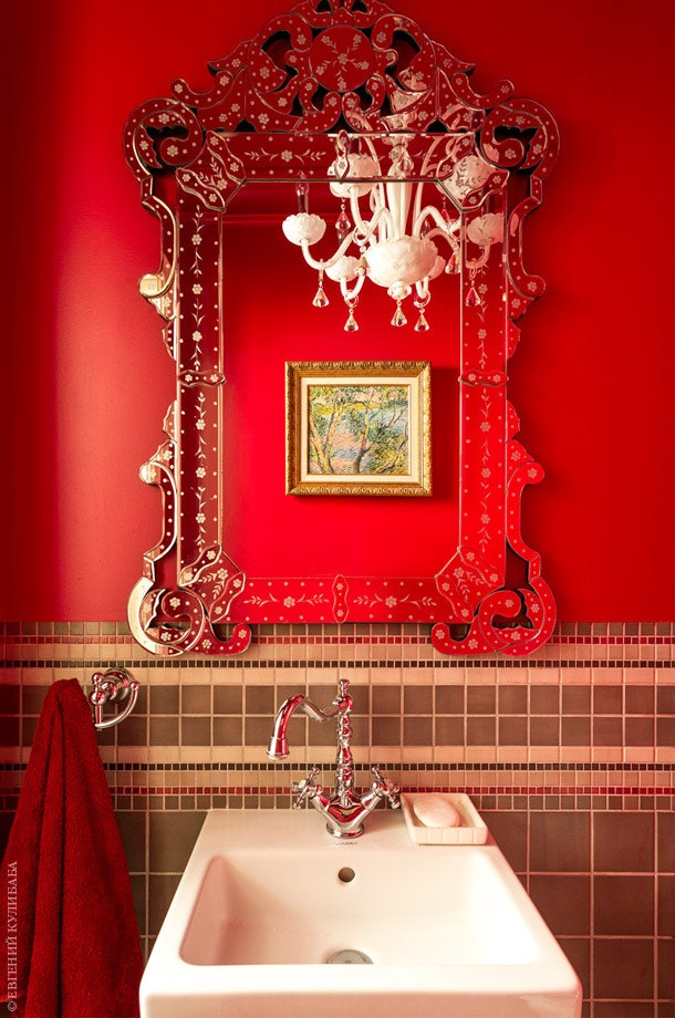 В насыщенном красном цвете выдержан гостевой санузел попасть в который можно через серый коридор. В отделке стен...