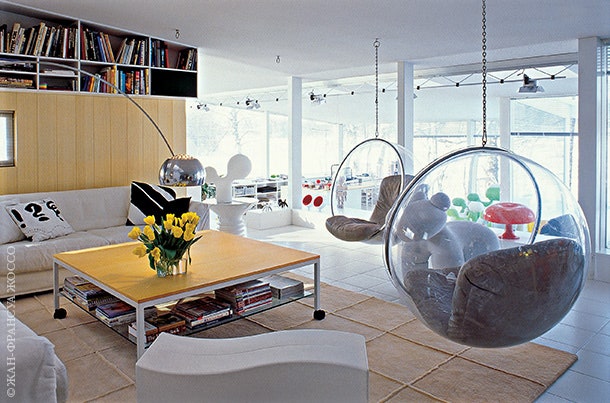 Стол Copacabana прозрачные кресла Bubble и ковер придуманы Аарнио. Дизайн дивана — Ян де Буврие рядом лампа Arco Акилле...