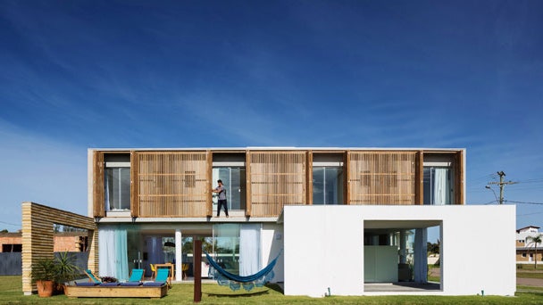 Жилой дом в Бразилии в духе модернизма открытая конструкция с простыми формами | Admagazine