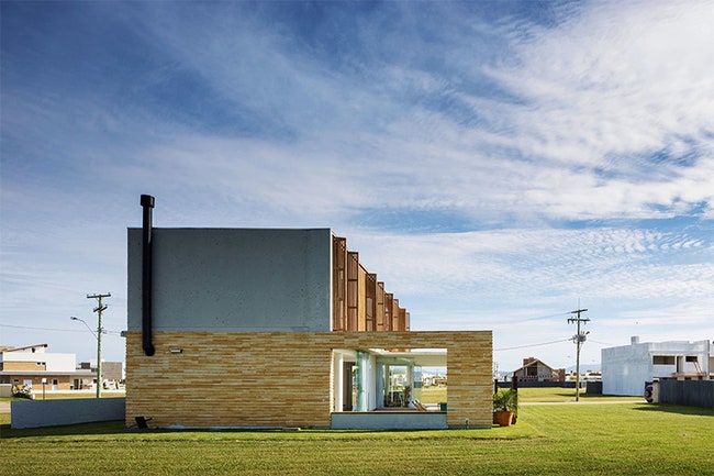 Жилой дом в Бразилии в духе модернизма открытая конструкция с простыми формами | Admagazine