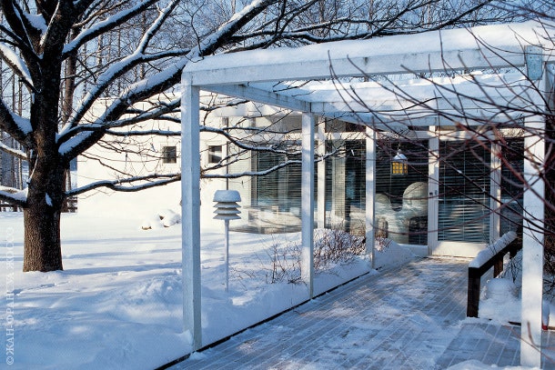 В архитектурном ­решении дома фин­ского дизайнера Эро Аарнио главное — прозрачное стекло.