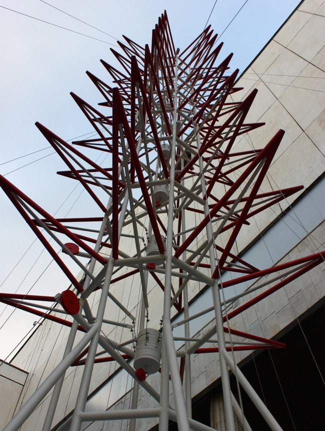 Сигнальная башня кинетическая инсталляция Романа Сакина у Третьяковской галереи | Admagazine