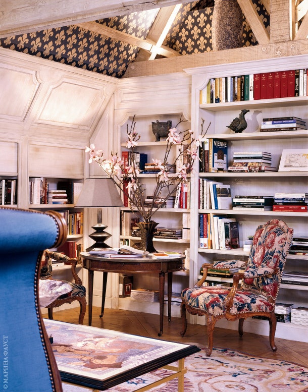 Фрагмент спальнибиблиотеки. Пара стульев в стиле Людовика XV обтянута оригинальной набивной тканью с цветочным рисунком....