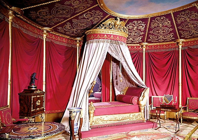 Спальня императрицы Жозефины в Мальмезоне декораторы Шарль ­Персье и Пьер Фонтен.