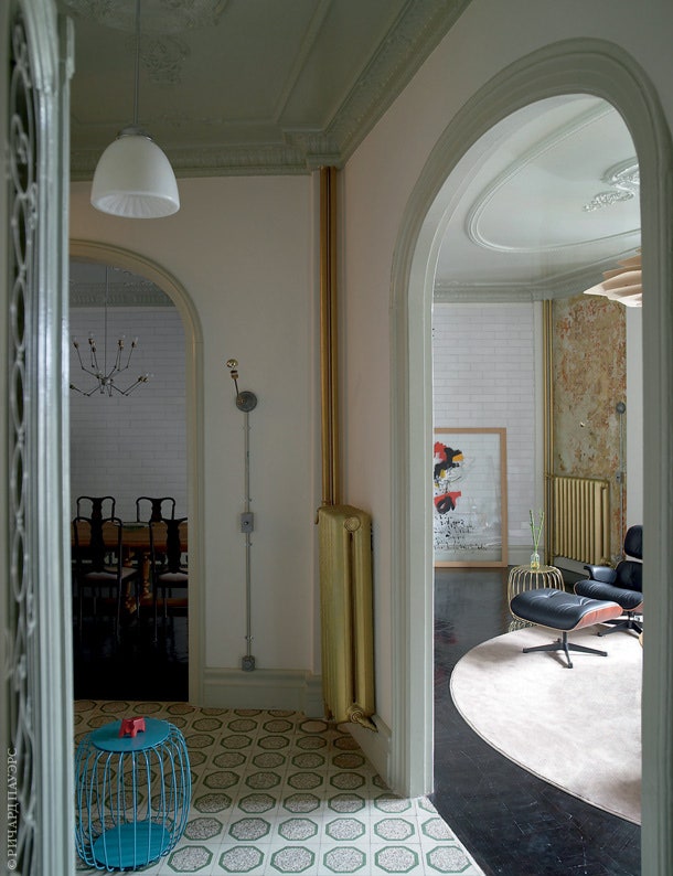 Из прихожей видны гостиная и столовая. На полу прихожей — керамическая плитка 1910х годов.