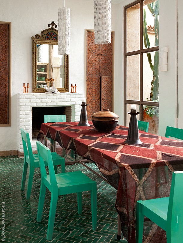 Столовая как и другие комнаты оформлена в основном традиционными марокканскими изделиями антикварными и современными....
