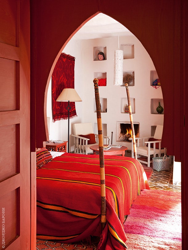 Одна из спален. Кровать украшена старинными опорами для шатра. Мебель покрывала подушки ковер все — Francois Gilles.
