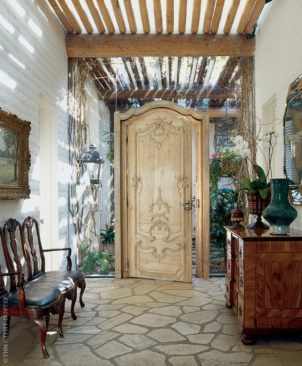 Французская дверь XVIII века кажется повисшей в воздухе. Эта сюрреалистическая композиция — работа архитектора Левитта.