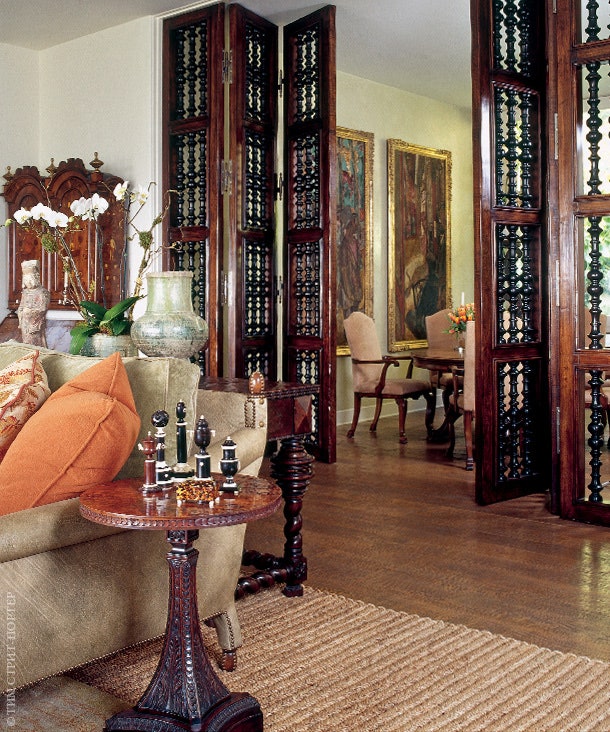 Гостиную и столовую разделяют складные португальские двери. У обеденного стола стулья в замшевой обивке Ralph Lauren...