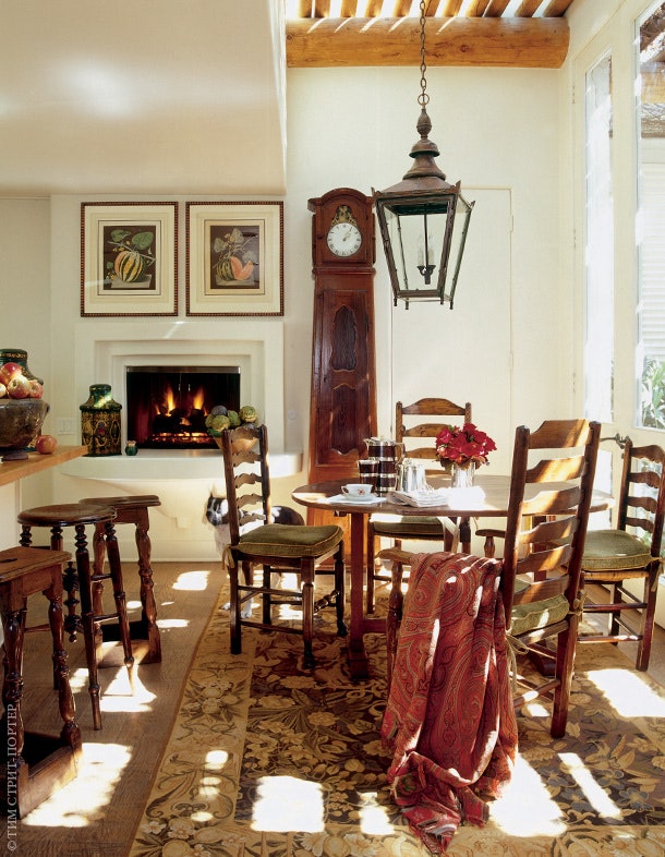 Комната для завтраков. У барной стойки — разномастные деревянные табуреты. На стене — литографии 1812 года Джорджа...